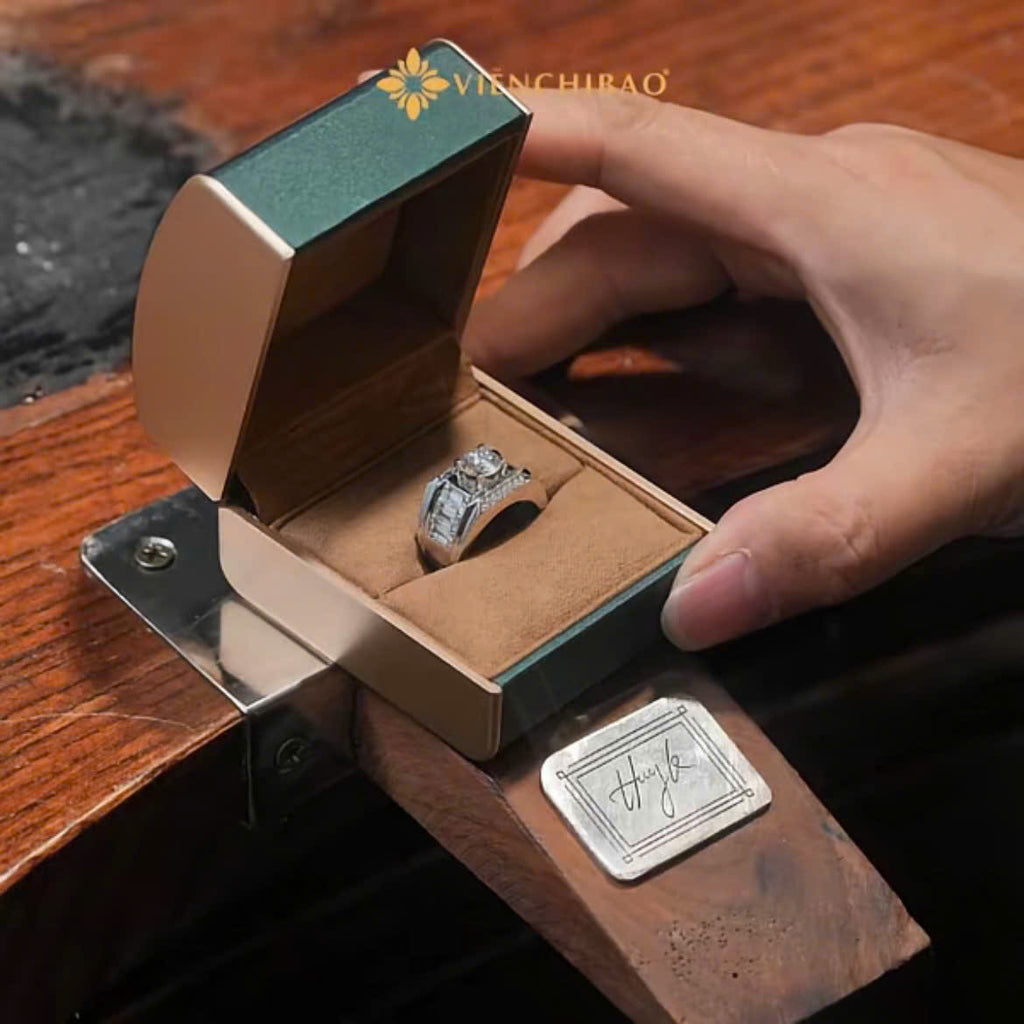 NHẪN NAM ĐAI EMERALD - HuyK Mê Kim Hoàn - N0049