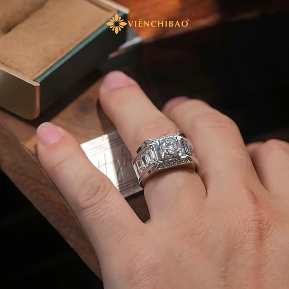 NHẪN NAM ĐAI EMERALD - HuyK Mê Kim Hoàn - N0049