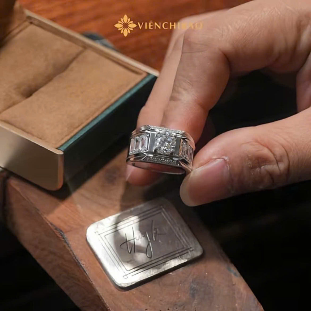 NHẪN NAM ĐAI EMERALD - HuyK Mê Kim Hoàn - N0049